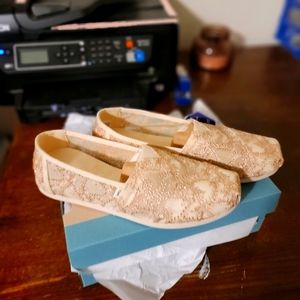 Tom's size 9 Alpargata natural metallic lace shoes